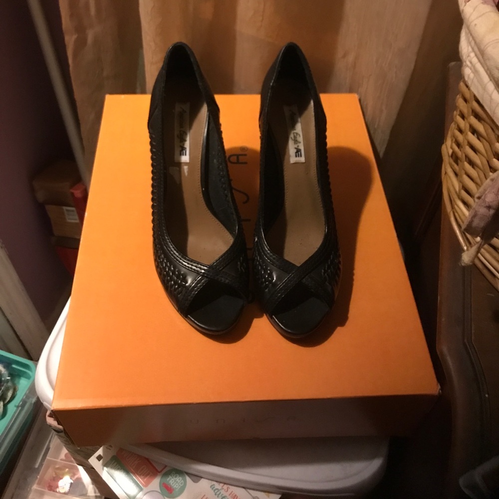American eagle black heels