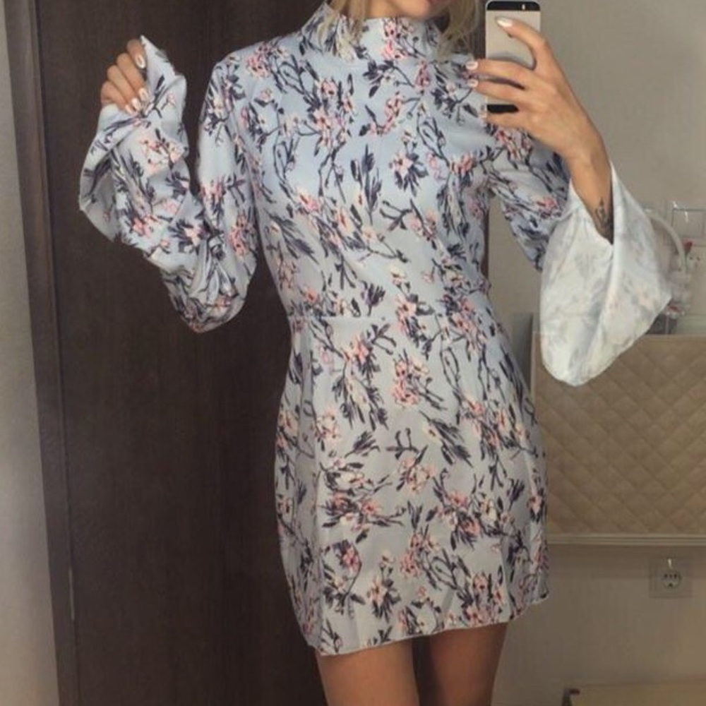 ✨HP✨Floral Patterned Mini Dress W/ Flared Sleeves✨ - Picture 5 of 6