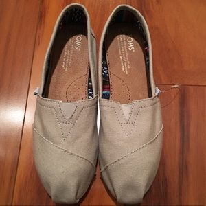Toms NWOT Tan Slip Ons Size 6.5 (fits a 7)