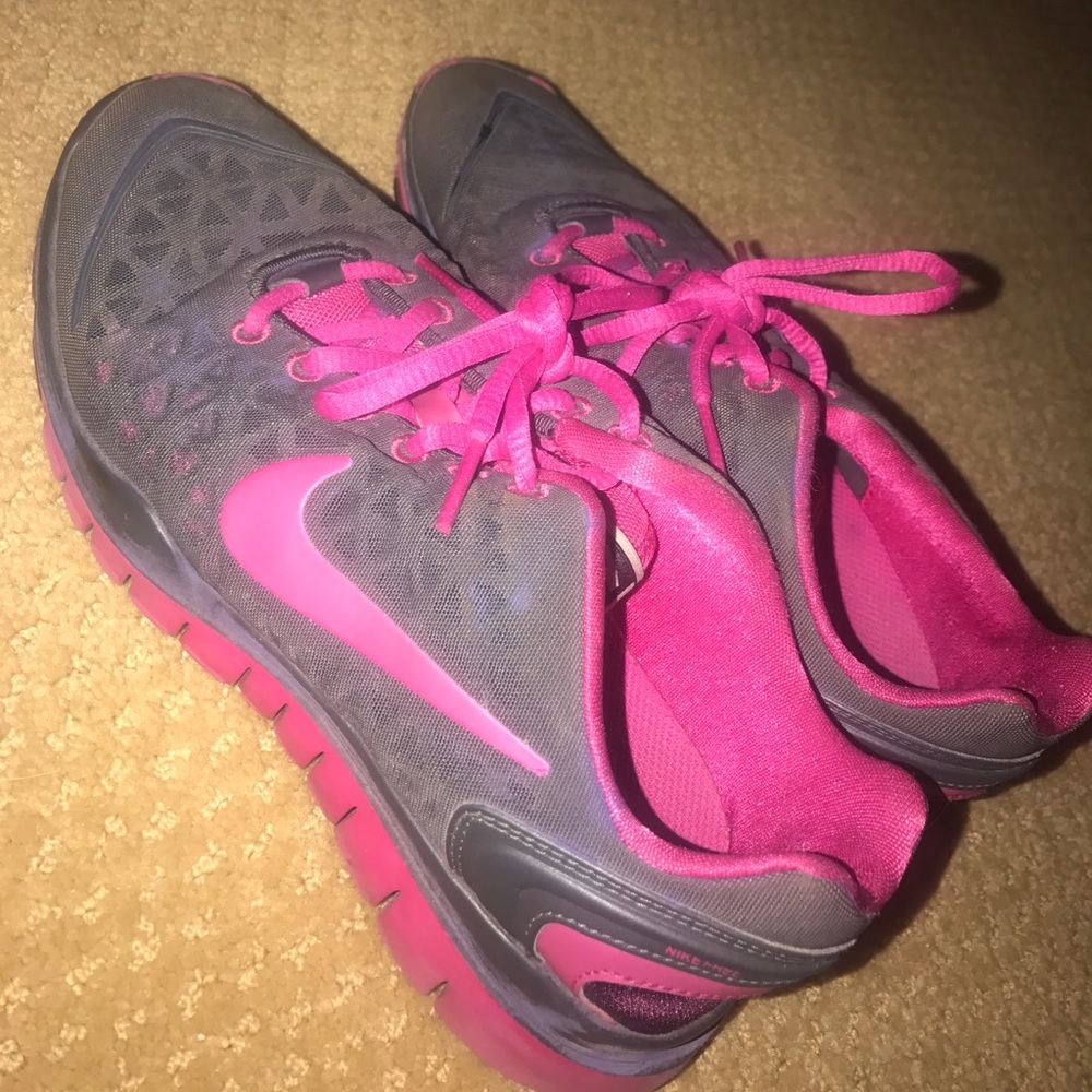 NIKE FREE RUNS