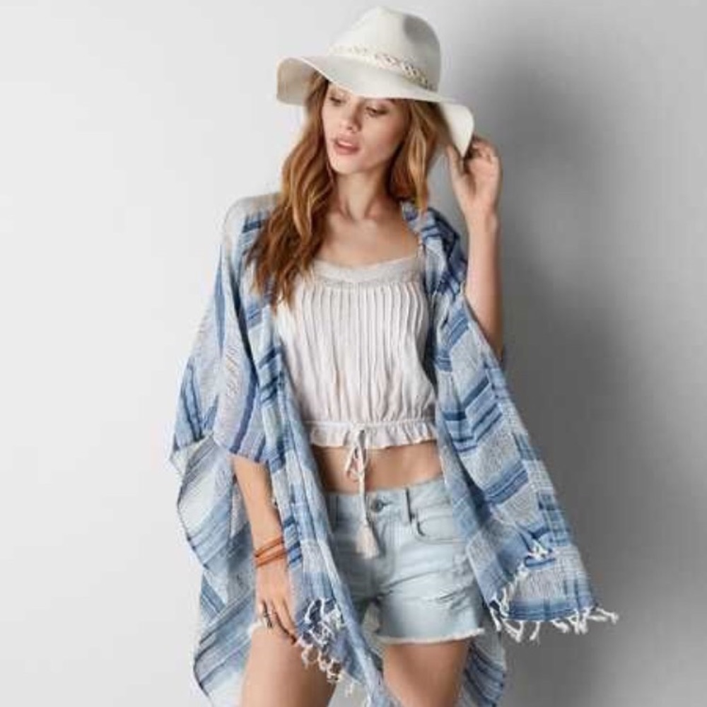 😍 NWOT 😍 AEO Striped Fringe Poncho