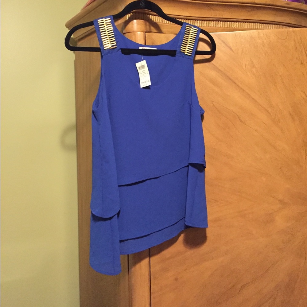Sleeveless Assymetric hem top
