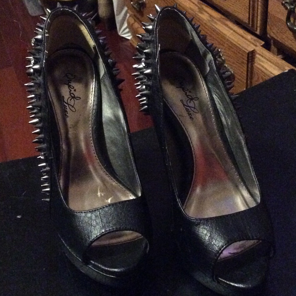 Cupid luxe Studded peep toes in black