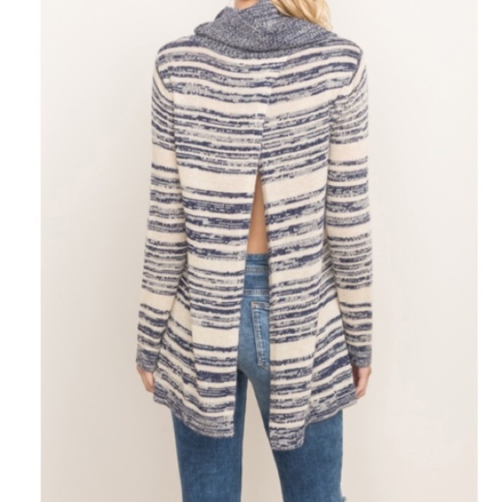 Oversized and slouchy sweater - Picture 2 of 7