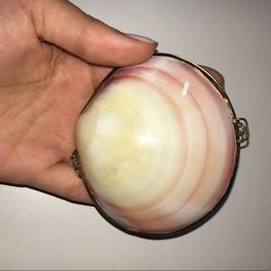 CLAM SHELL COIN PURSE