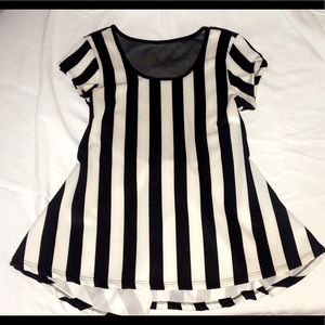 Cute black & white striped top😍