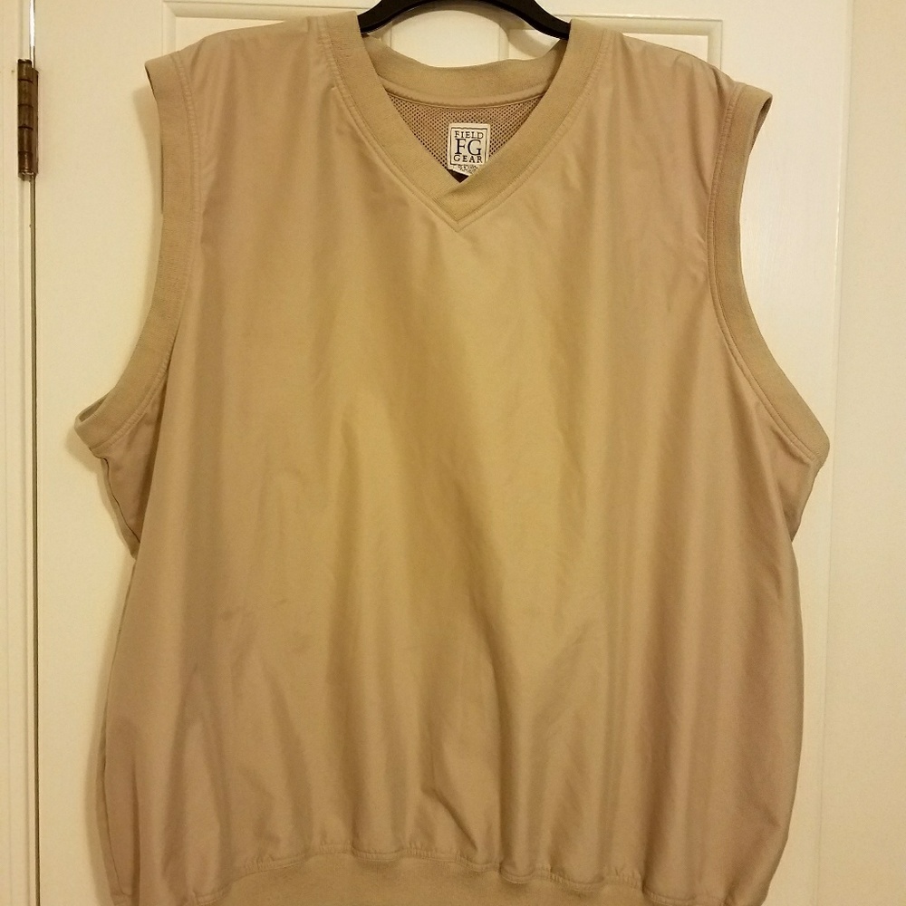 MENS: Outer wear vest, perfect for golfing.