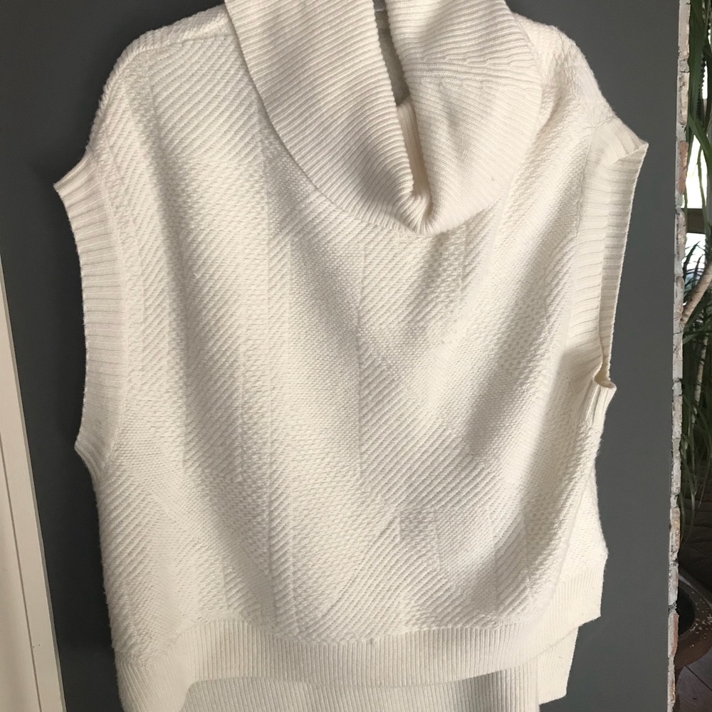Sleeveless Cowl neck sweater