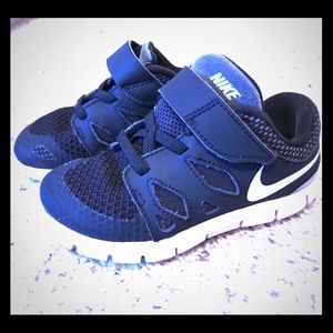 Toddler size 9 Nike shoes boys