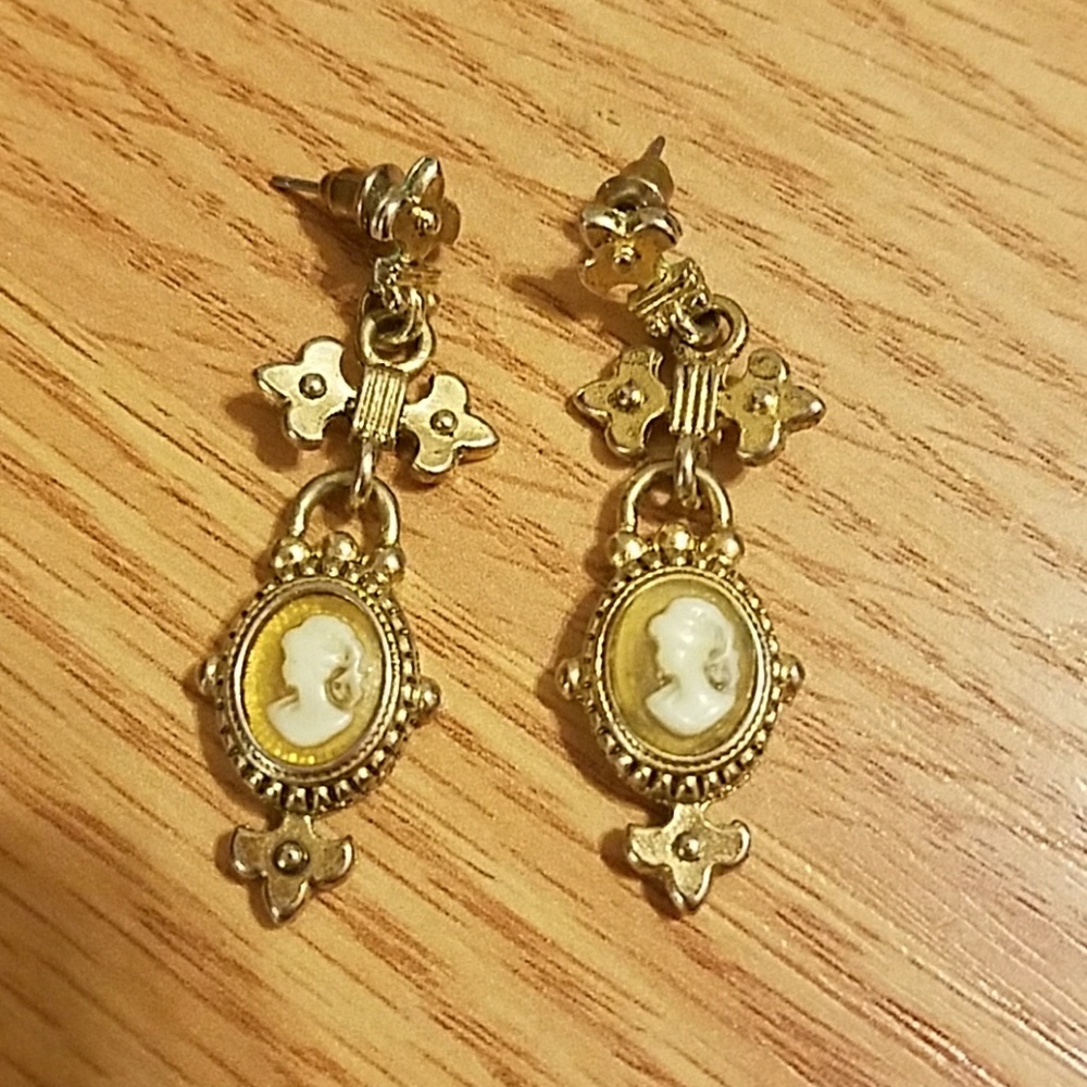 Modcloth Cameo Earrings