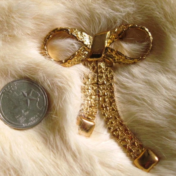 Vintage Golden Bow Brooch Pin - Picture 2 of 3
