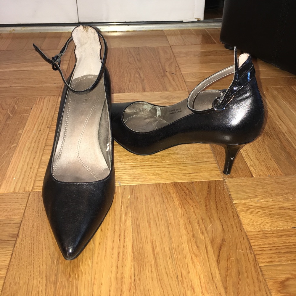 Tahari Black Pumps