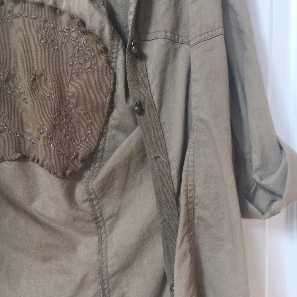 BCBG Olive Skull Button Up size S - Picture 6 of 6
