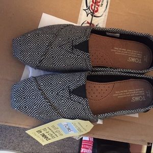 NWT toms black and white size 7