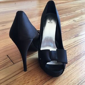 Black dressy heels with bow detail.