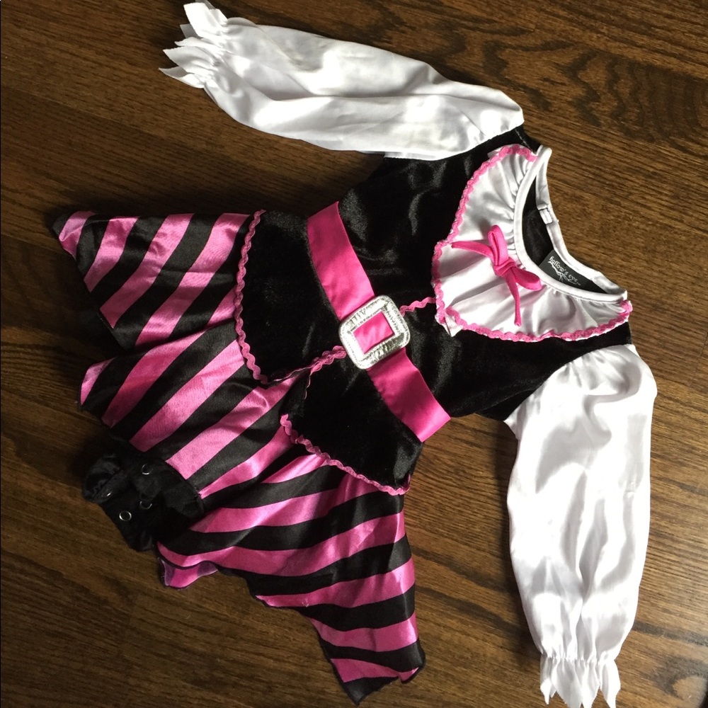 Pirate HALLOWEEN costume. 12m. So adorable.