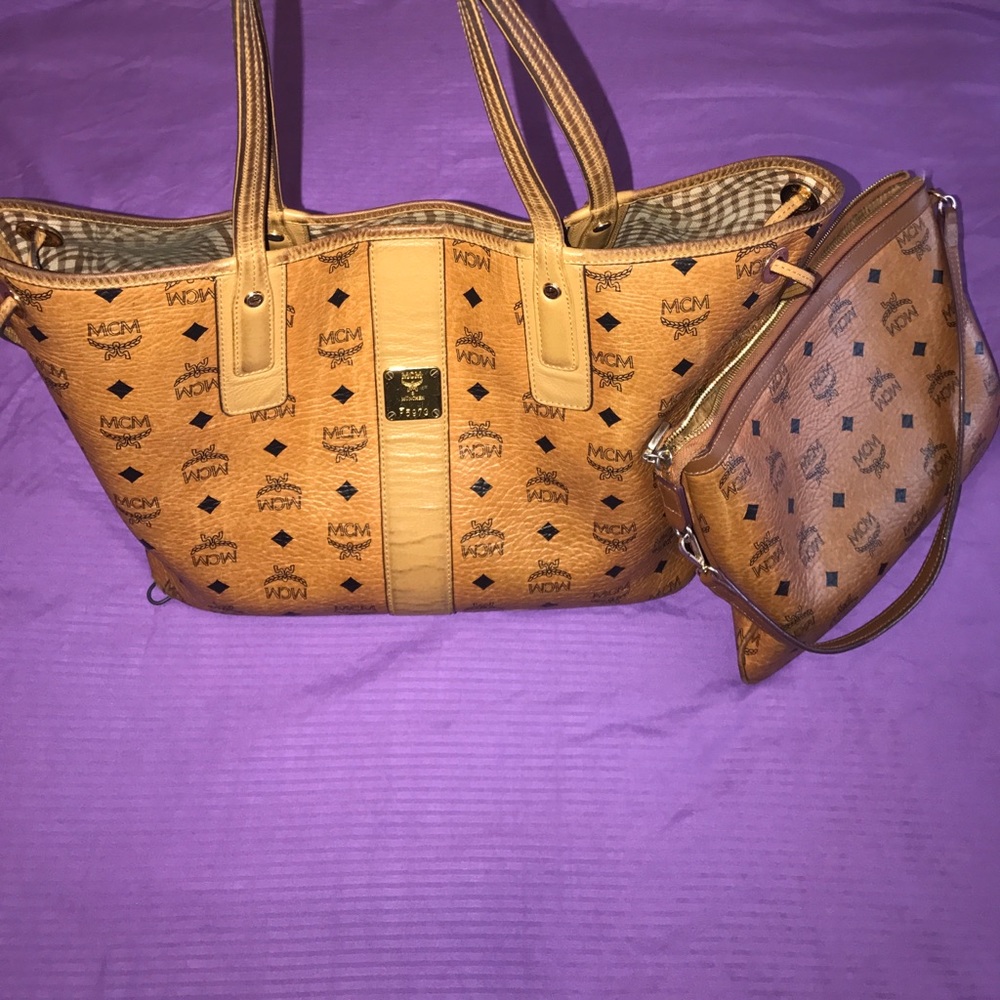 Mcm Liz Reversible With Clutch Size Medium‼️