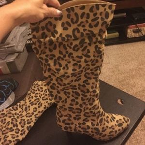 Hot in Hollywood leopard slouch boots size 9