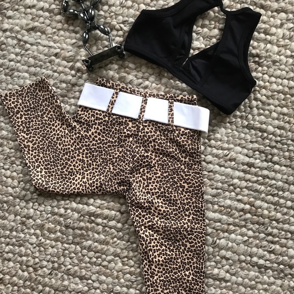 Capri workout leggings with built-in belt - Picture 2 of 2