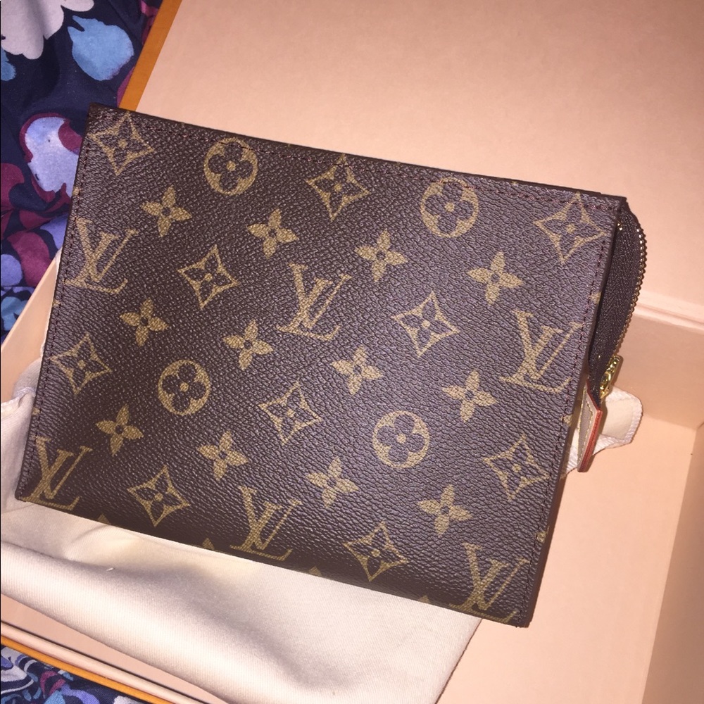 Louis Vuitton toiletry 19