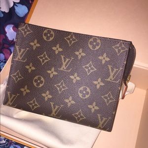 Louis Vuitton toiletry 19