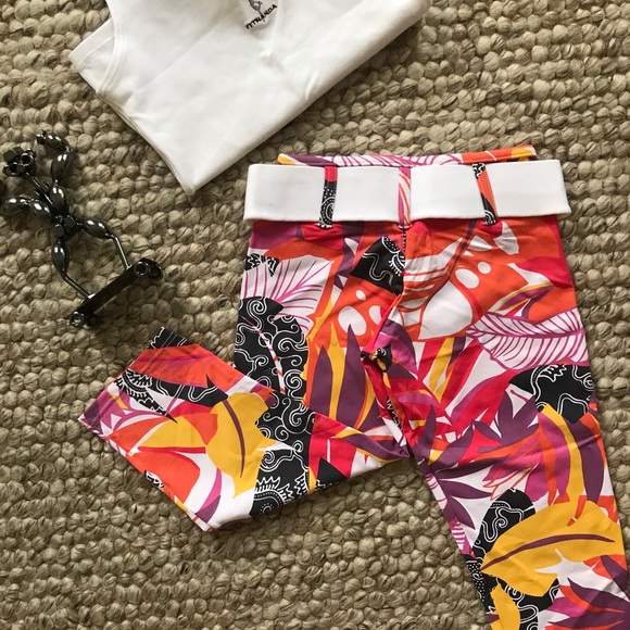 Capri length workout leggings with built-in belt - Picture 2 of 2