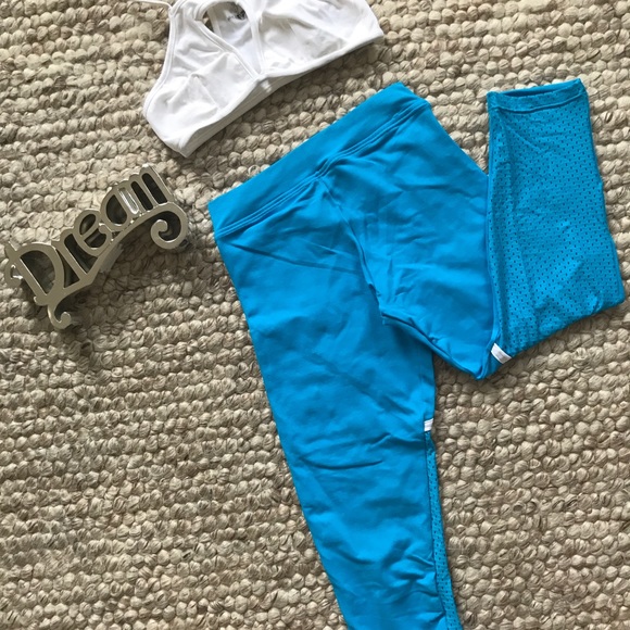 Supplex leggings with mesh cut-outs. - Picture 2 of 3