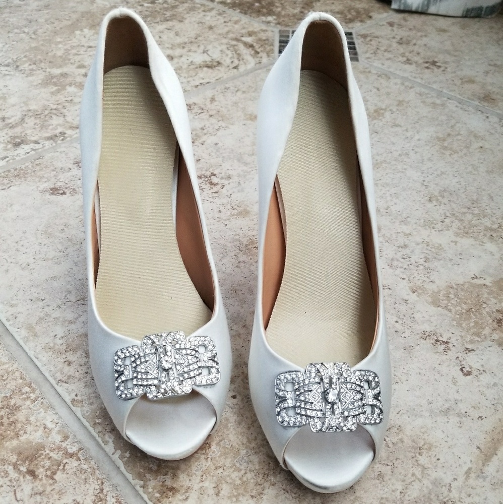 Size 7 White Satin Badgley Mischka Tory Platform