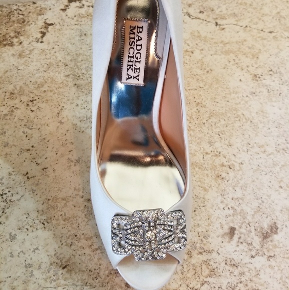 Size 7 White Satin Badgley Mischka Tory Platform - Picture 2 of 6