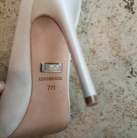 Size 7 White Satin Badgley Mischka Tory Platform - Picture 3 of 6