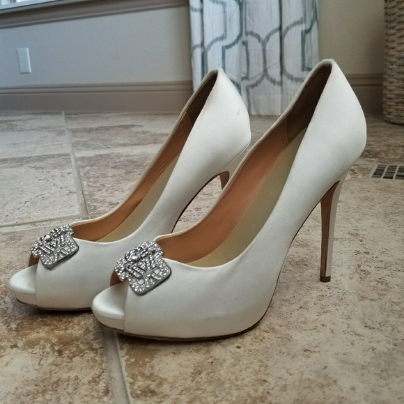 Size 7 White Satin Badgley Mischka Tory Platform - Picture 4 of 6