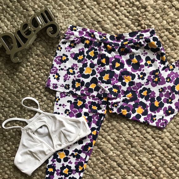 Capri length leggings with stitched in skirt. - Picture 2 of 4