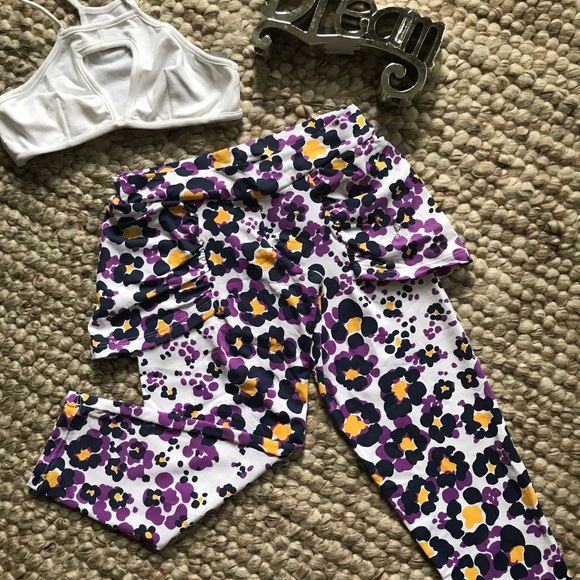 Capri length leggings with stitched in skirt. - Picture 3 of 4