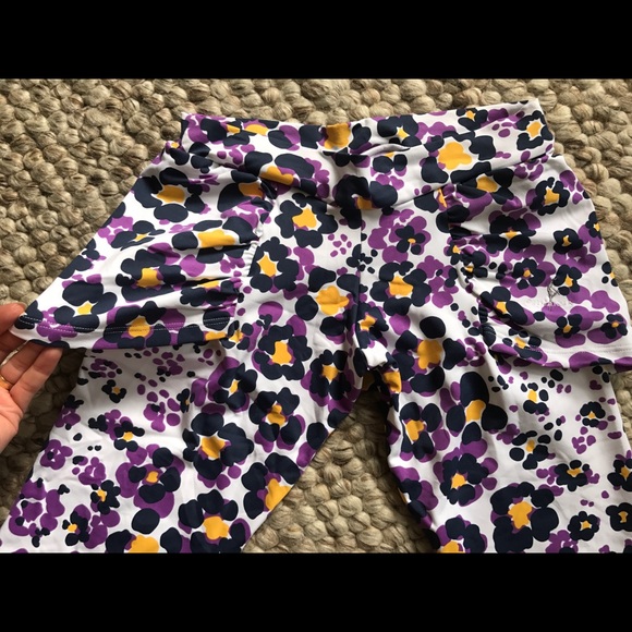 Capri length leggings with stitched in skirt. - Picture 4 of 4