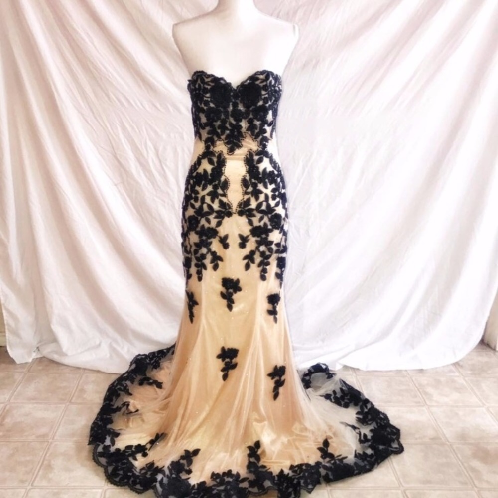 GORGEOUS lace detail gown w/ sweetheart neckline