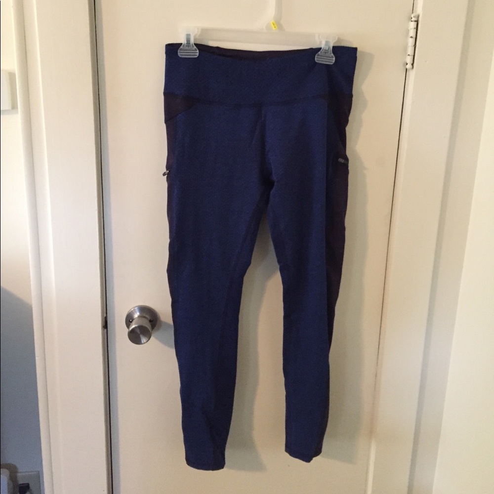 Like new navy and black leggings w pockets. Med