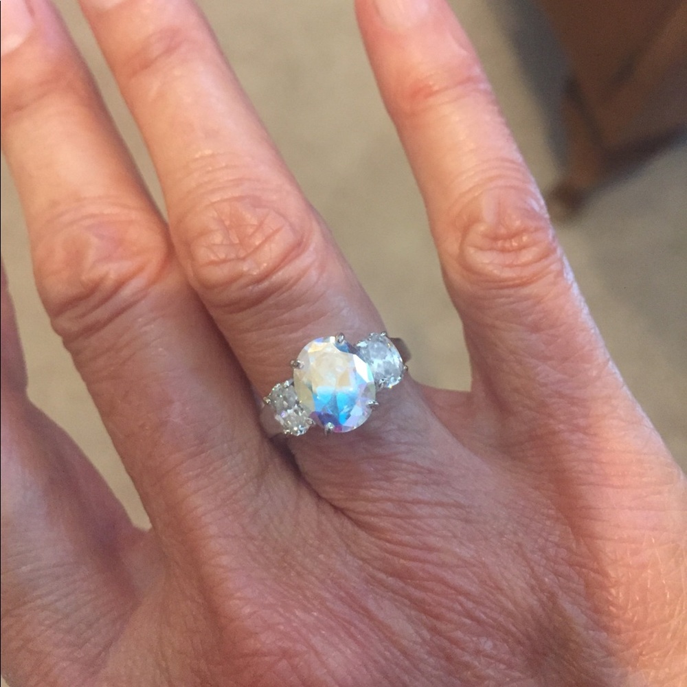Magnificent 3 stone ring, white metal, size 6.