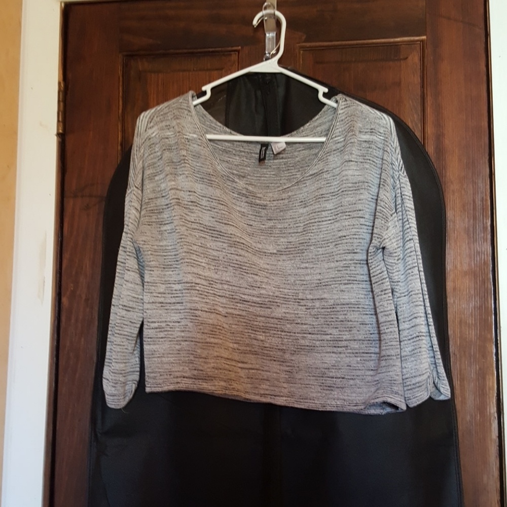 Comfy grey mid-sleeve crop top