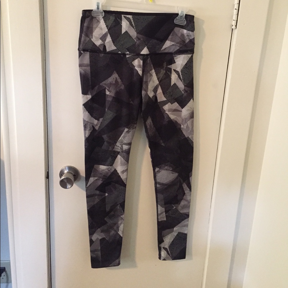 Like new black white and gray patterned legging. M