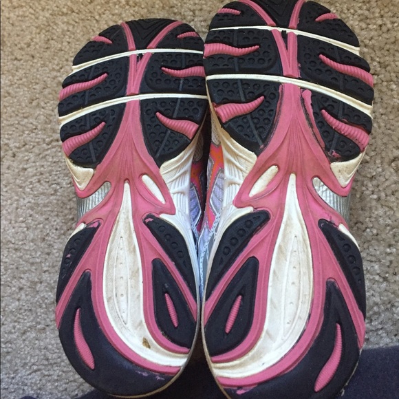 Women's Asics running shoes - Picture 3 of 4