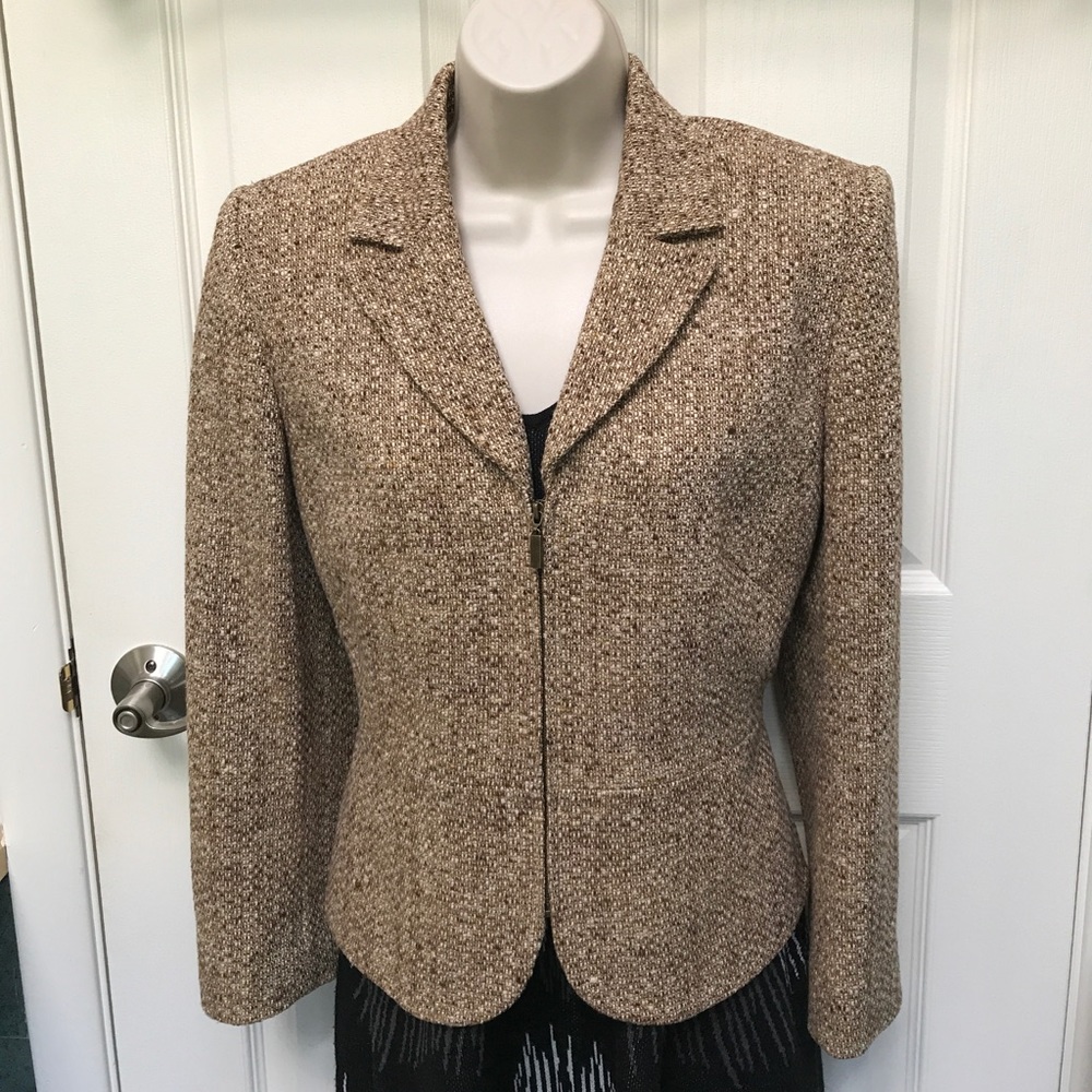 Textured blazer with zipper.