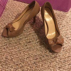 Patent leather nude heel with bow