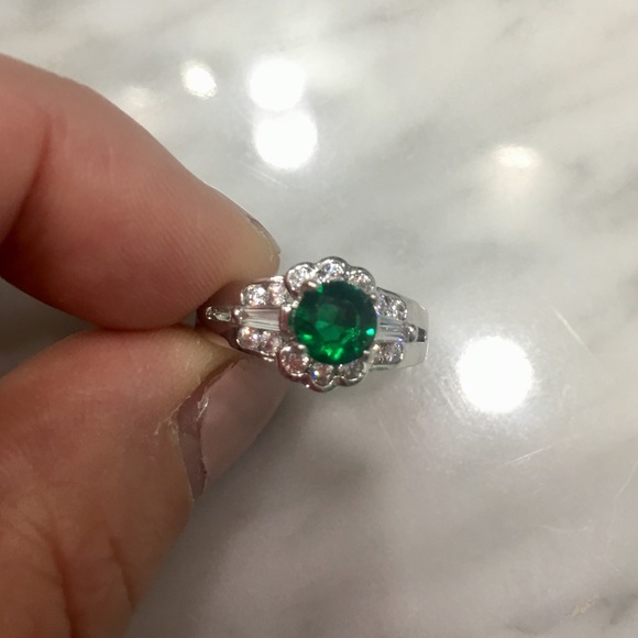 Beautiful Ring- Plated Silver With Green Stone - Picture 1 of 6