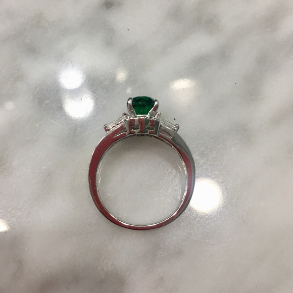 Beautiful Ring- Plated Silver With Green Stone - Picture 5 of 6