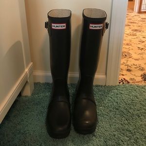 VERY LIGHTLY worn HUNTER rain boots! :)