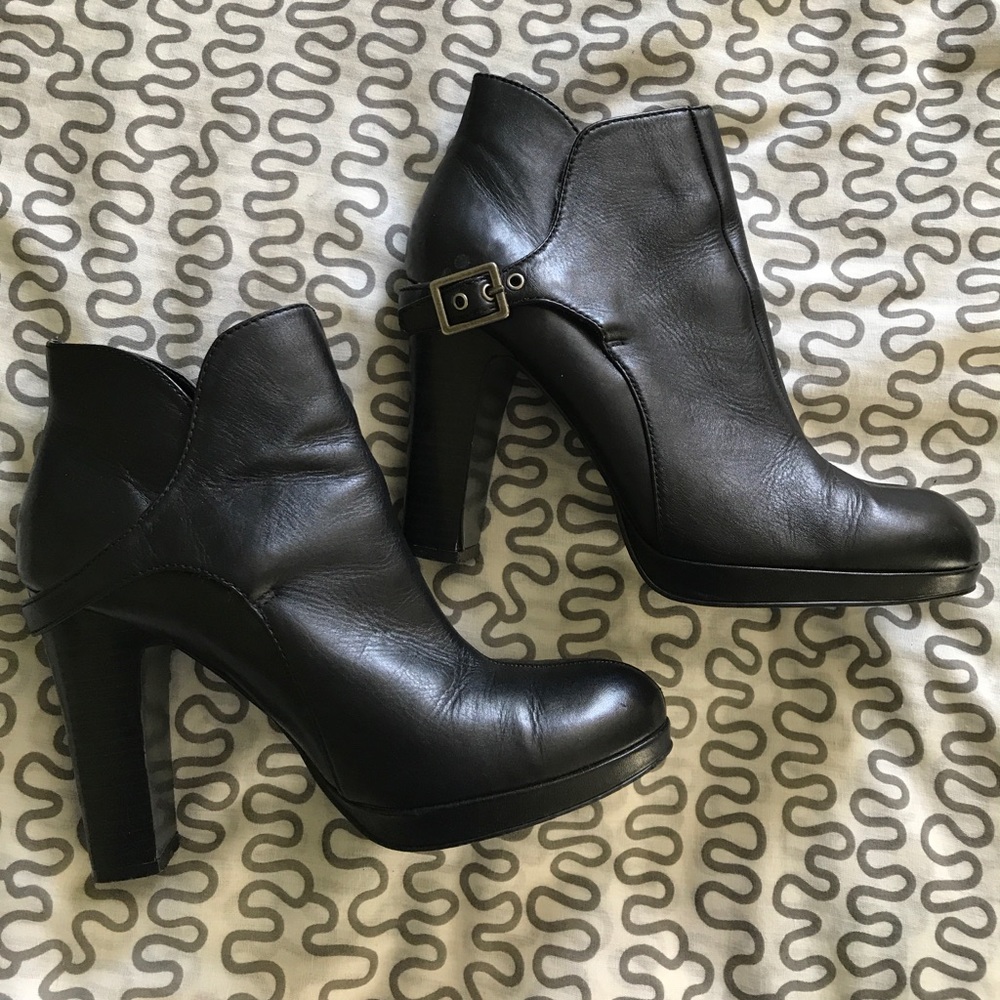 Simply Vera by Vera Wang heeled black booties