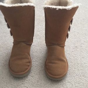Ugg Bailey Button Size 7