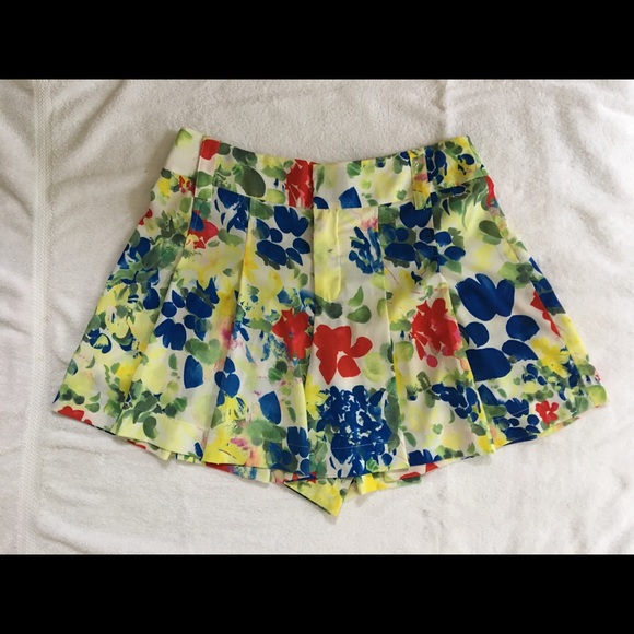 Alice + Olivia Pants - ❤️Alice & Olivia Floral Pleated Shorts 💐 Cute 💐