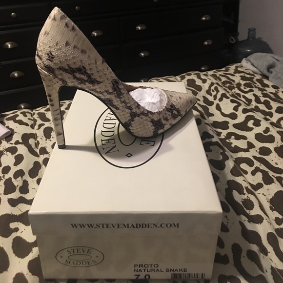 steve madden snake pumps