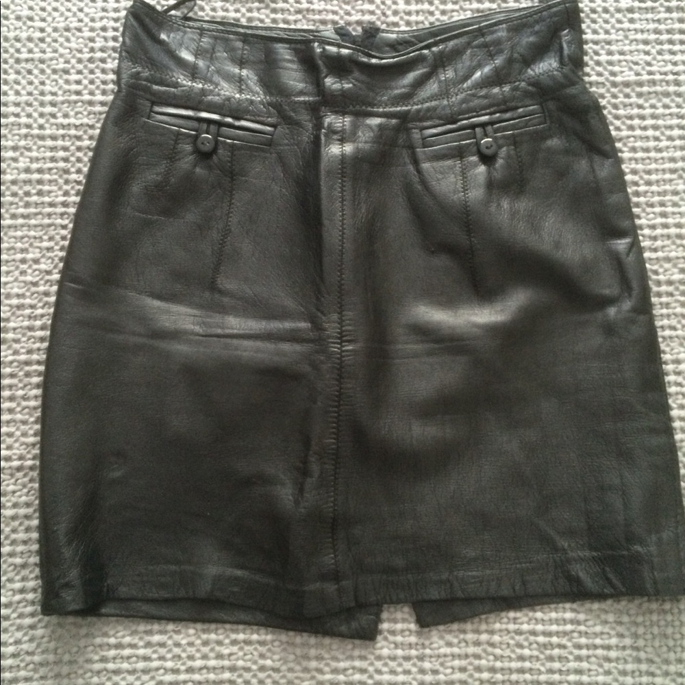 Black fine leather mini-skirt, fully lined,